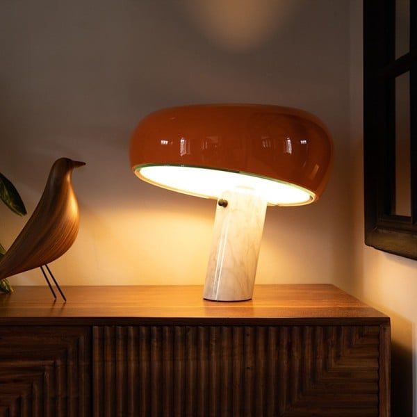 Illuminez votre espace de travail : Les lampes de table iconiques et fonctionnels